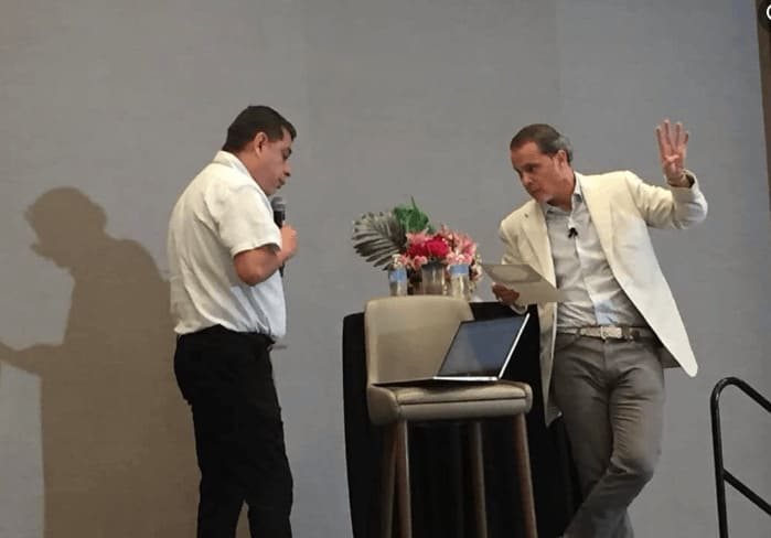 Paul Martinelli con David Cazares