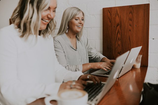 Dos mujeres trabajando con felicidad